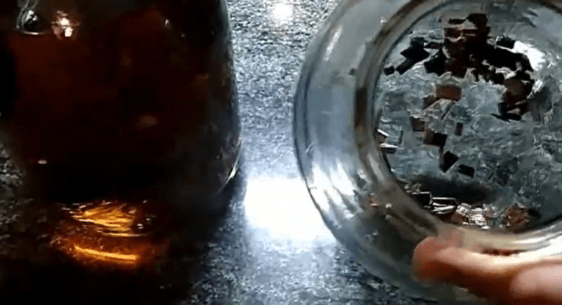 Самогон из мёда в процессе настаивания на дубовой щепе.