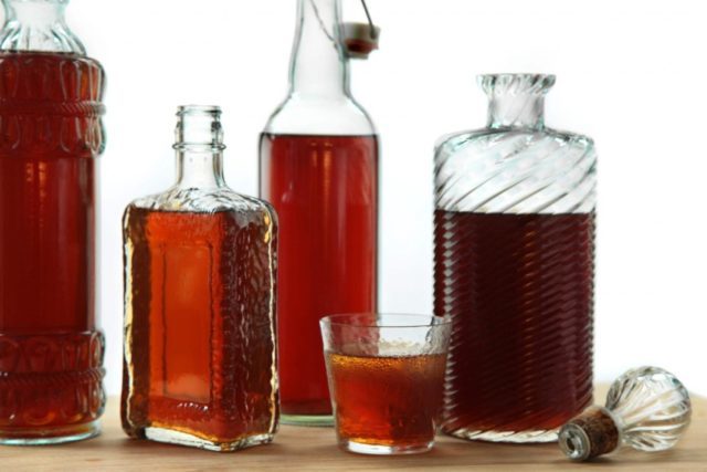 кизил в лунном свете в кувшинах