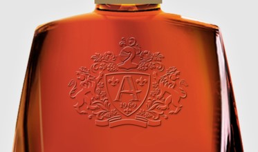 Герб на бутылке оригинального Старейшины