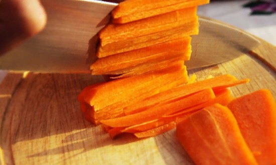 Нарезать морковь