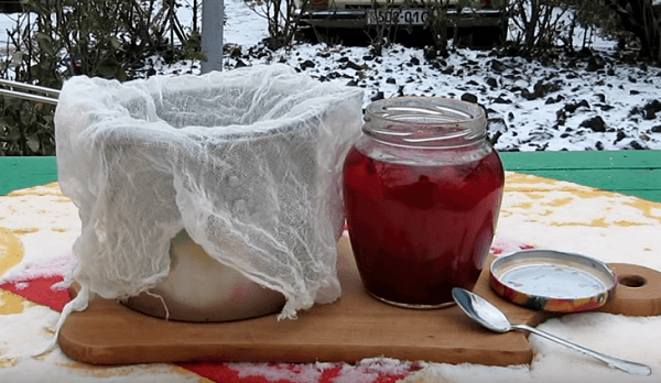 процеживаем-настойку-через-марлю Настойку процеживаем через марлю