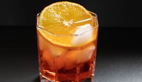 Шприц Апероль. Что это, ингредиенты, стаканы