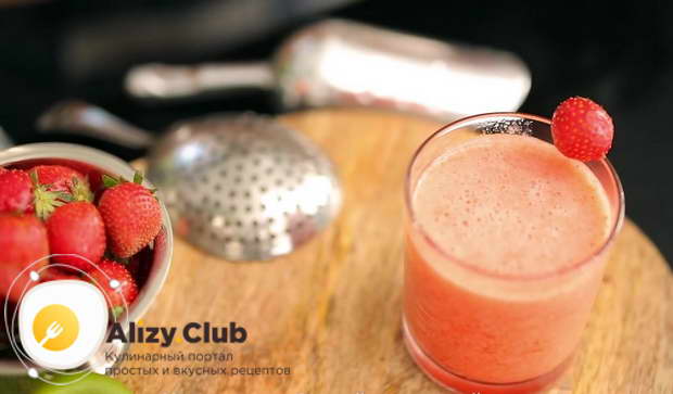 Клубничная маргарита можно украсить 3-4 листиками свежей мяты