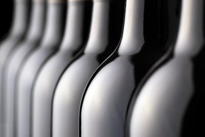 ряд бутылок с красным вином