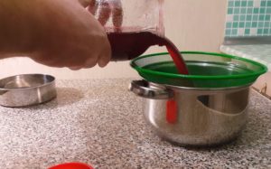 Фильтрация клюковки через сито