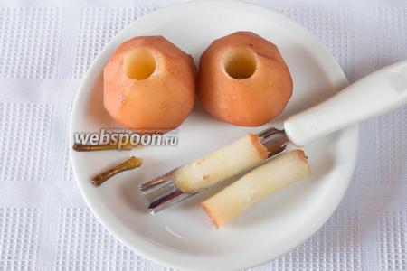 Готовые груши вынуть, остудить, вынуть сердцевину, хвостики открутить и сохранить, они понадобятся. Вино со специями уварить до густоты, добавить пару ложек коньяка (по желанию). Процедить.