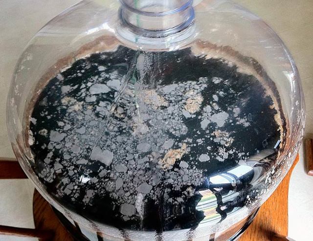 Несладкая брага продолжает булькать (выделять газ): что делать