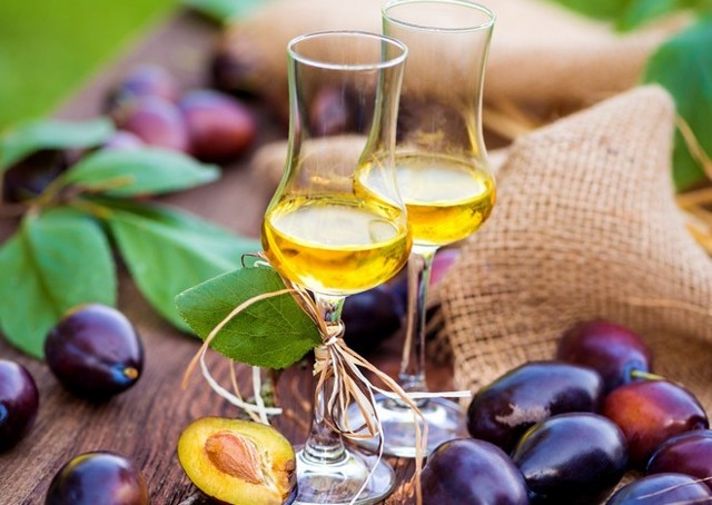 Простой самогон из слив - рецепт браги и перегонка